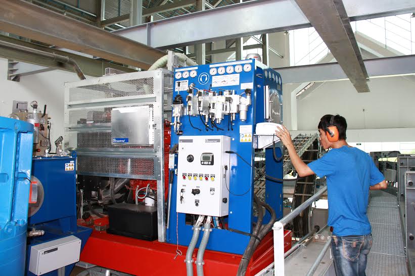 Nhân viên kỹ thuật điều khiển hệ thống vận chuyển cabin