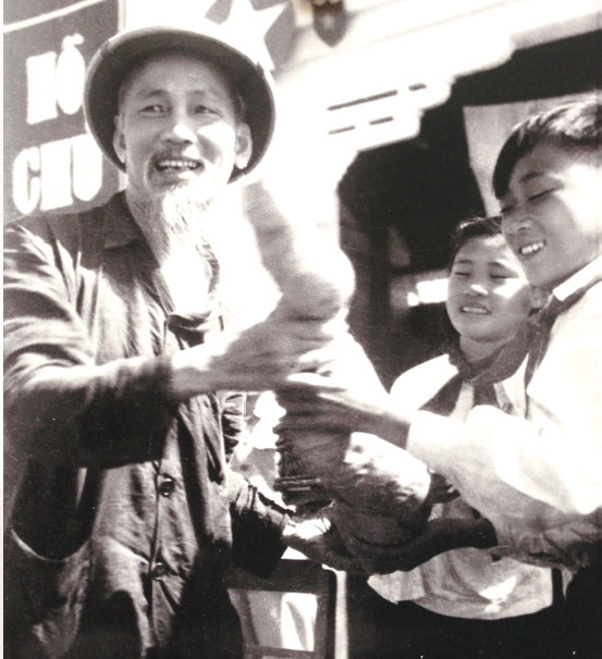 Đại biểu thiếu nhi tỉnh Thái Bình dâng lên Bác những sản phẩm của địa phương do các em trồng trong buổi mít tinh chào mừng Người về thăm Thái Bình, ngày 26-10-1958.