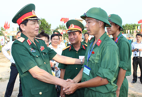 Senior Lieutenant General Nguyen Thanh Cung, Deputy Minister of National Defence, encourages youths for the national service in Long Thanh district.