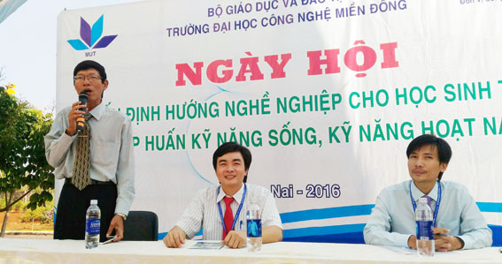 Đại diện Bộ GD-ĐT trả lời những thắc mắc của các em học sinh