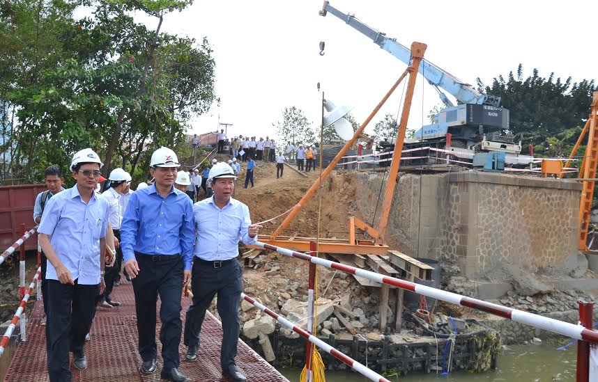 The Transport Minister inspects the building of the Ghenh Bridge