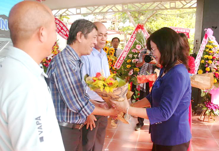 Phó chủ tịch UBND tỉnh Nguyễn Hòa Hiệp tặng hoa cho ban giám khảo tham gia chấm giải cuộc thi ảnh “Đồng Nai trên đường xây dựng và phát triển”.