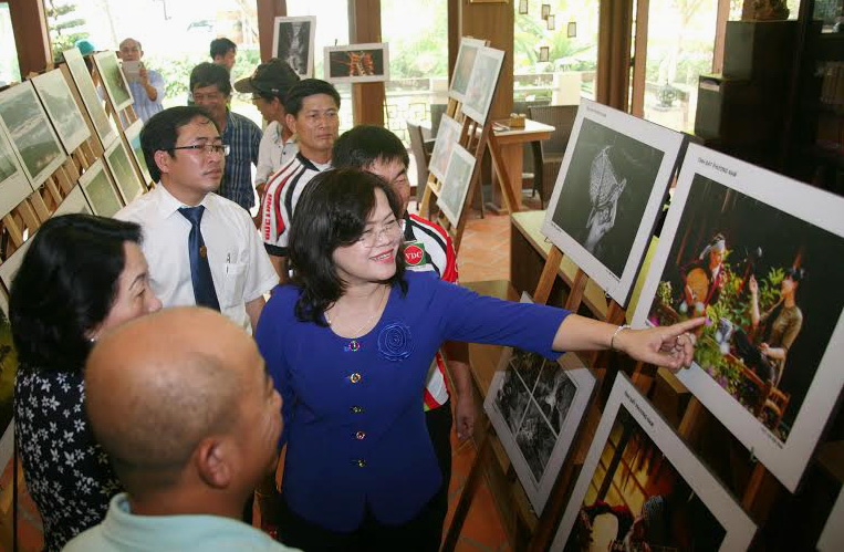 Phó chủ tịch UBND tỉnh Nguyễn Hòa Hiệp và các đại biểu tham quan triển lãm ảnh “Sắc màu Cao nguyên” và “Tình đất phương Nam”