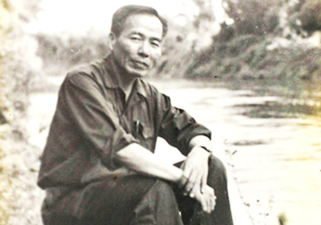 Thiếu tướng Bùi Cát Vũ ngồi bên bờ sông La Ngà.