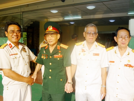 Thiếu tướng Nguyễn Thanh Tùng (thứ 2 từ trái qua) gặp lại các đồng đội nhân dịp kỷ niệm Ngày thành lập Hội Cựu chiến binh Việt Nam.