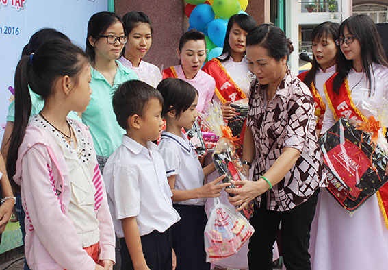Fahasa’s representative hands gifts to students in Bien Hoa city’s Tan Bien ward.