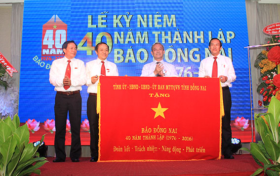 Vice Chairman of the Dong Nai Provincial People’s Committee Tran Minh Phuc hands  the 2nd-class Labor Medal and laudatory writting to DonaCoop.