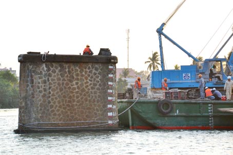 Hai mố v&agrave; 3 trụ của cầu Ghềnh cũ đặt tr&ecirc;n m&oacute;ng giếng ch&igrave;m bằng b&ecirc; t&ocirc;ng v&agrave; đ&aacute; x&acirc;y. To&agrave;n bộ mố v&agrave; trụ được thanh thải để nhường chỗ cho x&acirc;y dựng mố v&agrave; trụ cầu Ghềnh mới 