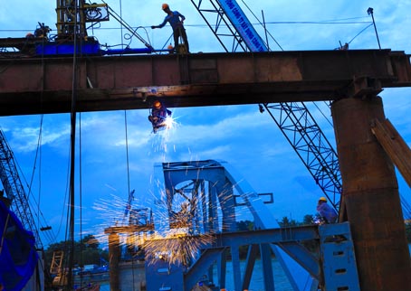 Để c&ocirc;ng tr&igrave;nh ho&agrave;n th&agrave;nh kịp tiến độ, c&ocirc;ng nh&acirc;n thường xuy&ecirc;n tranh thủ l&agrave;m việc cả ban đ&ecirc;m (Ảnh: N.V. H&ograve;a)