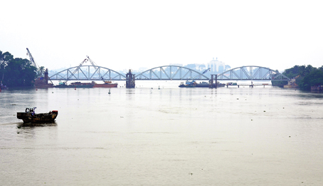 Cầu Ghềnh mới với tổng chiều d&agrave;i 329,2 m&eacute;t c&oacute; kết cấu v&ograve;m th&eacute;p chia l&agrave;m 3 nhịp, trong đ&oacute; mỗi nhịp d&agrave;i 75 m&eacute;t với chiều cao v&ograve;m l&agrave; 13,5 m&eacute;t. Cầu sau khi sửa ho&agrave;n th&agrave;nh sẽ mang t&ecirc;n Đồng Nai lớn (cầu Ghềnh) v&agrave; c&oacute; tải trọng T-14 v&agrave; chỉ phục vụ giao th&ocirc;ng đường sắt.