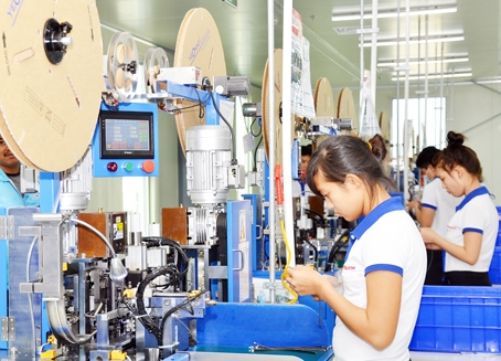 Sản xuất linh kiện điện tử tại một doanh nghiệp ở huyện Nhơn Trạch.