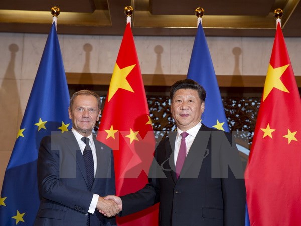 Chủ tịch Hội đồng châu Âu Donald Tusk (trái) và Chủ tịch Trung Quốc Tập Cận Bình (phải) trong cuộc gặp tại Hội nghị thượng đỉnh EU-Trung Quốc lần thứ 18 ở Bắc Kinh. (Ảnh: AFP/TTXVN)