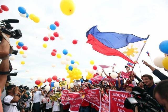 Một nhóm người Philippines tuần hành ngay trước thời điểm PCA công bố phán quyết - Ảnh: /Rappler