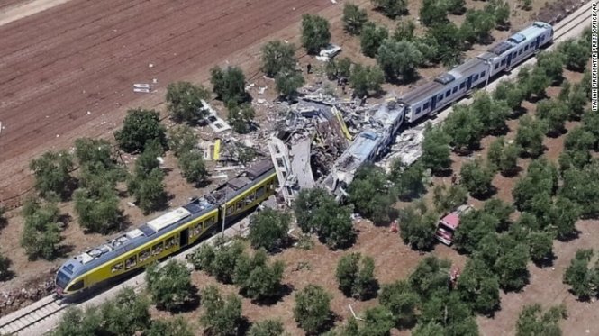 Hình ảnh hiện trường vụ tai nạn xe lửa nhìn từ trên cao - Ảnh: CNN