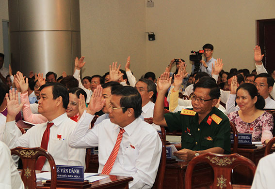 Các đại biểu HĐND tỉnh biểu quyết thông qua chương trình kỳ họp.