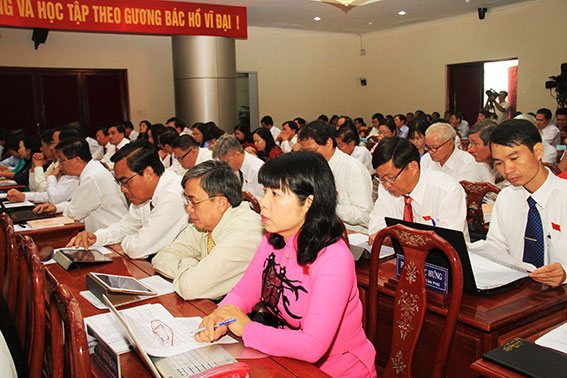 Các đại biểu HĐND tỉnh tham dự kỳ họp.