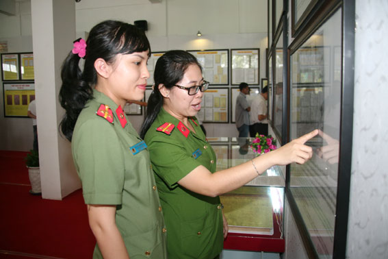 Cán bộ chiến sĩ Công an tỉnh xem bản đồ và tư liệu được trưng bày tại triển lãm