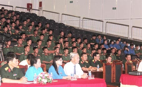 Ủy viên Trung ương Đảng, Bí thư Tỉnh ủy Nguyễn Phú Cường (thứ 4 từ trái sang) tham dự tọa đàm. Ảnh: N.SƠN