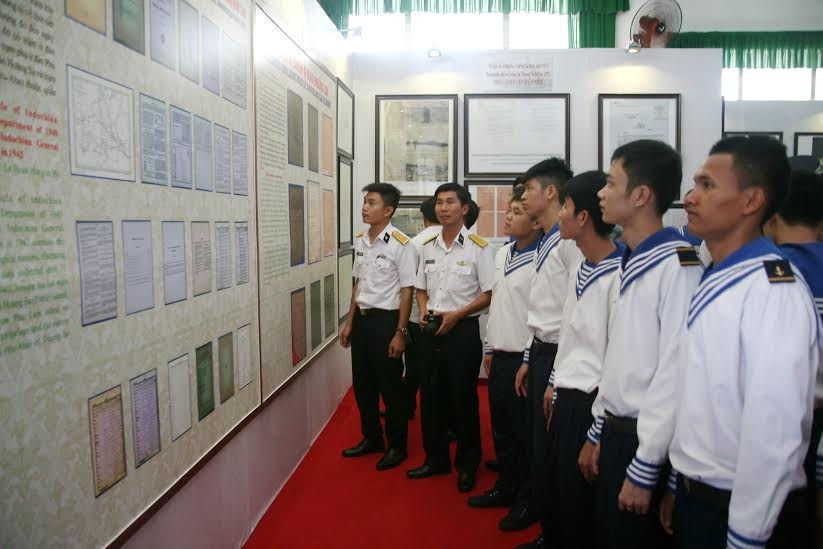 cán bộ, chiến sĩ lực lượng hải quân đến tham quan triển lãm bản đồ và trưng bày tư liệu “Hoàng Sa, Trường Sa của Việt Nam – Những bằng chứng lịch sử và pháp lý”