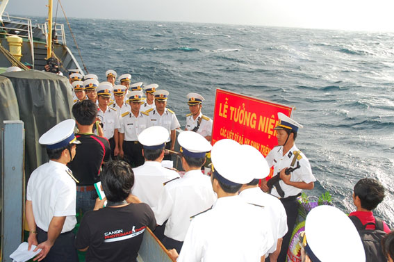 Tưởng niệm các liệt sĩ Trường Sa hi sinh trên biển