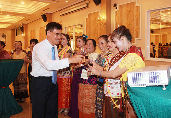 Lãnh đạo UBND tỉnh cụng ly chúc mừng trong lễ kỷ niệm với các hội viên Hội hữu nghị Việt Nam – Thái Lan.