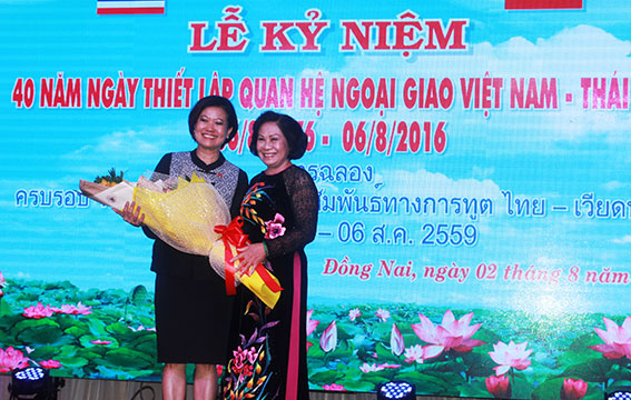 Bà Bùi Ngọc Thanh, Chủ tịch Liên hiệp các tổ chức hữu nghị tỉnh (phải) tặng hoa cho Tổng lãnh sự quán Vương quốc Thái Lan tại TP.Hồ Chí Minh