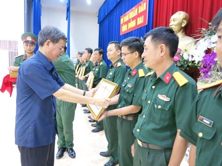Chủ tịch UBND tỉnh Đinh Quốc Thái trao bằng khen cho các tập thể, cá nhân xuất sắc. Ảnh: Đ.Việt