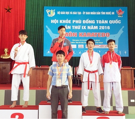 VĐV Phạm Trọng Lộc (thứ 2 từ phải qua) nhận HCĐ hạng cân 50kg nam môn karatedo.