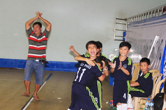 Ban huấn luyện, cầu thủ Tân Phú vui mừng sau khi giành chiến thắng trước Vĩnh Cửu