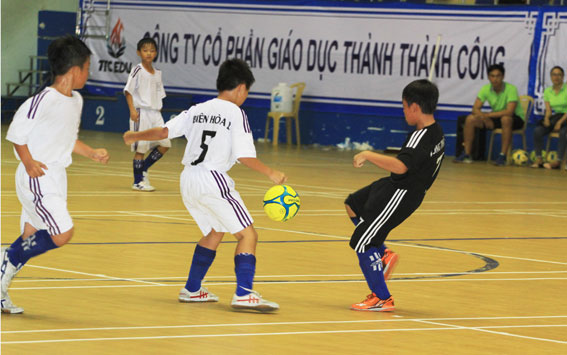 Vượt qua Long Thành 2-1 ở lượt trận cuối, Biên Hòa 2 (áo trắng) với vị trí nhất bảng B sẽ gặp người anh em Biên Hòa 1 ở tứ kết