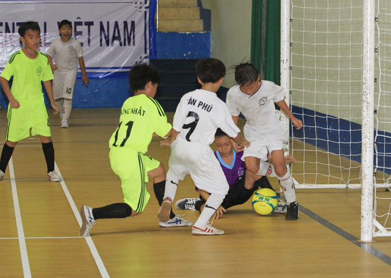 Dù bị cầm hòa 3-3 nhưng Tân Phú (áo trắng) lần đầu đoạt vé vào tứ kết với vị trí nhất bảng.