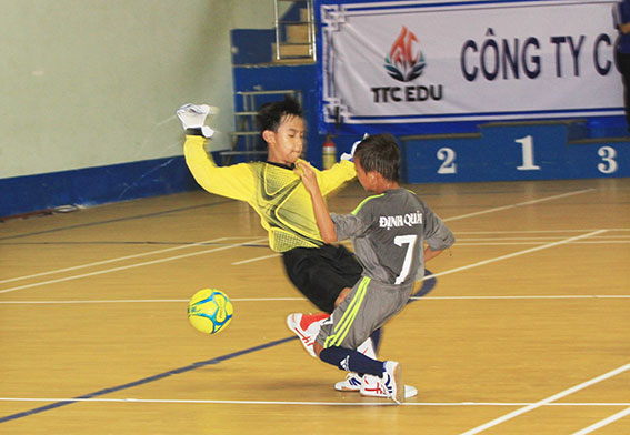 Vũ Minh Tú (7) lập cú đúp giúp Định Quán thắng Tân Phú 2-0 để vào bán kết