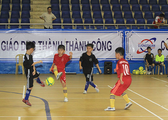 Long Khánh (áo đỏ) giành quyền vào bán kết sau khi vượt qua Long Thành 3-0 ở tứ kết