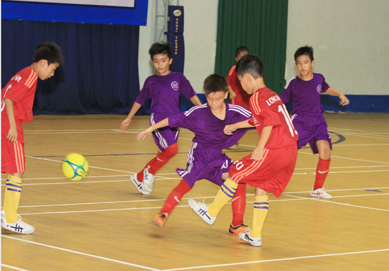 Chiến thắng thuyết phục Nhơn Trạch (áo sậm) ở bán kết, Long Khánh lần thứ tư giành quyền vào chơi trận chung kết.