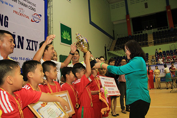 Phó chủ tịch UBND tỉnh Nguyễn Hòa Hiệp trao cúp vô địch cho đội Biên Hòa 1