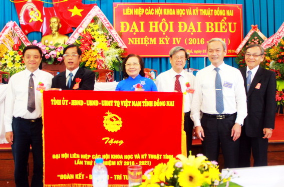 Secretary Tran Dinh Thanh presents laudatory writting to Donaruco on the occasion of its 40th founding anniversary 