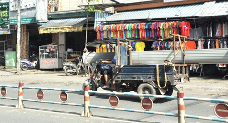 7. Xe chở tôn chạy ngang nhiên trên đường Nguyễn Ái Quốc (phường Hố Nai).