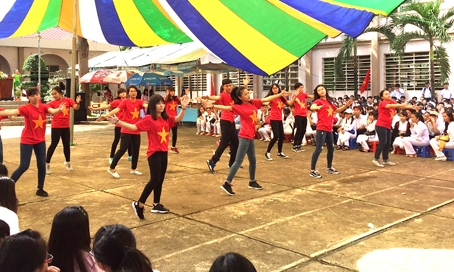 Học sinh Trường THPT Long Khánh (TX.Long Khánh) biểu diễn flashmob trong ngày khai giảng năm học 2016-2017. Ảnh: Công Nghĩa