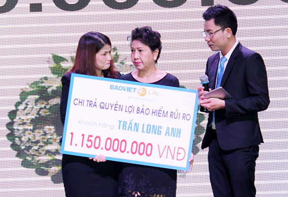 Đại dienj Công ty Bảo Việt nhân thọ Đồng Nai trao tiền bảo hiểm cho bà Phạm Ngọc Hạnh, Kp1, thị trấn Trảng Bom (huyện Trảng Bom).
