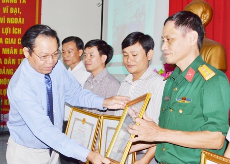 Phó giám đốc Sở Lao động - thương binh và xã hội Phạm Văn Cộng trao giải cho các trường nghề đoạt giải cao về tự làm thiết bị dạy nghề năm 2016.