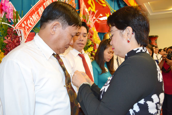 Phó bí thư Tỉnh ủy Phan Thị Mỹ Thanh trao kỷ niệm chương Vì sự nghiệp Dân vận của Đảng cho các cá nhân ở Đồng Nai.