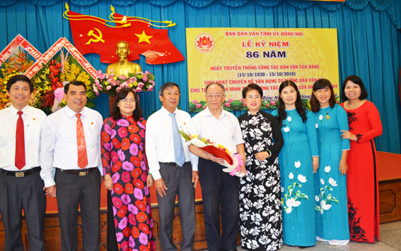 Giáo sư, Tiến sĩ Hoàng Chí Bảo gặp gỡ với cán bộ lãnh đạo, công chức tỉnh Đồng Nai tại buổi lễ.
