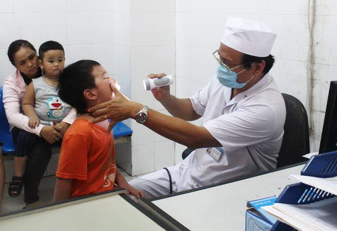 Bác sĩ Bệnh viện nhi đồng Đồng Nai đang khám bệnh tay chân miệng cho trẻ