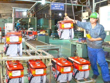 Sản xuất động cơ tại Công ty máy nông nghiệp miền Nam (Khu công nghiệp Biên Hòa 1).
