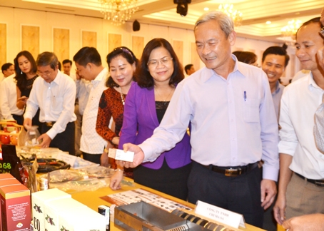 Bí thư Tỉnh ủy Nguyễn Phú Cường (thứ 2 từ phải sang) cùng các Phó chủ tịch UBND tỉnh Nguyễn Hòa Hiệp, Nguyễn Quốc Hùng tham quan sản phẩm trưng bày hàng công nghiệp hỗ trợ của các doanh nghiệp trong tỉnh sản xuất.