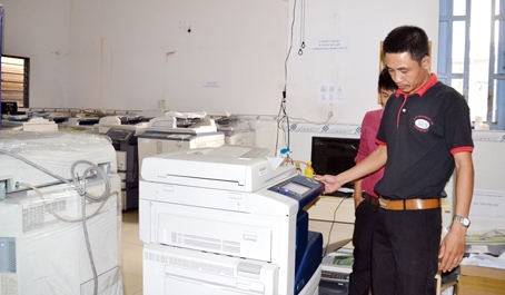 Công ty TNHH Siêu Việt (phường Tam Hiệp, TP.Biên Hòa) kiểm tra máy photocopy mới nhập khẩu để cho thuê dịch vụ.
