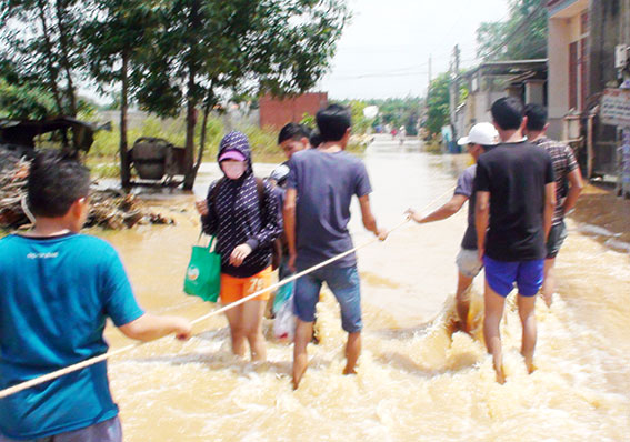 Một số tuyến đường tại xã Phước Tân bị ngập lụt, người dân phải giăng dây để đảm bảo an toàn khi lưu thông