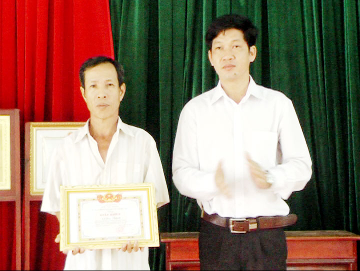 Đại diện UBND huyện Xuân Lộc trao giấy khen cho ông Lê Duy Thành.