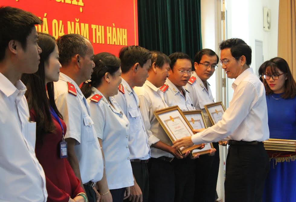 Phó chủ tịch UBND tỉnh Võ Văn Chánh trao thưởng cho các tập thể