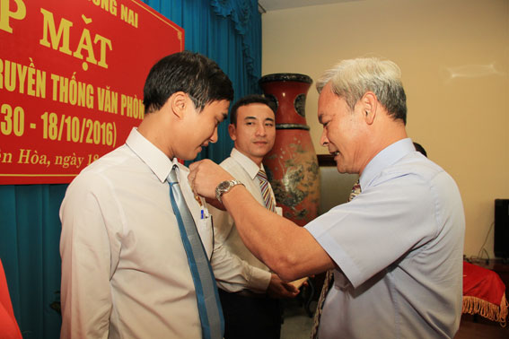 Đồng chí Bí thư Tỉnh ủy Nguyễn Phú Cường trao kỷ niệm chương Kỷ niệm chương “Vì sự nghiệp Văn phòng cấp ủy”